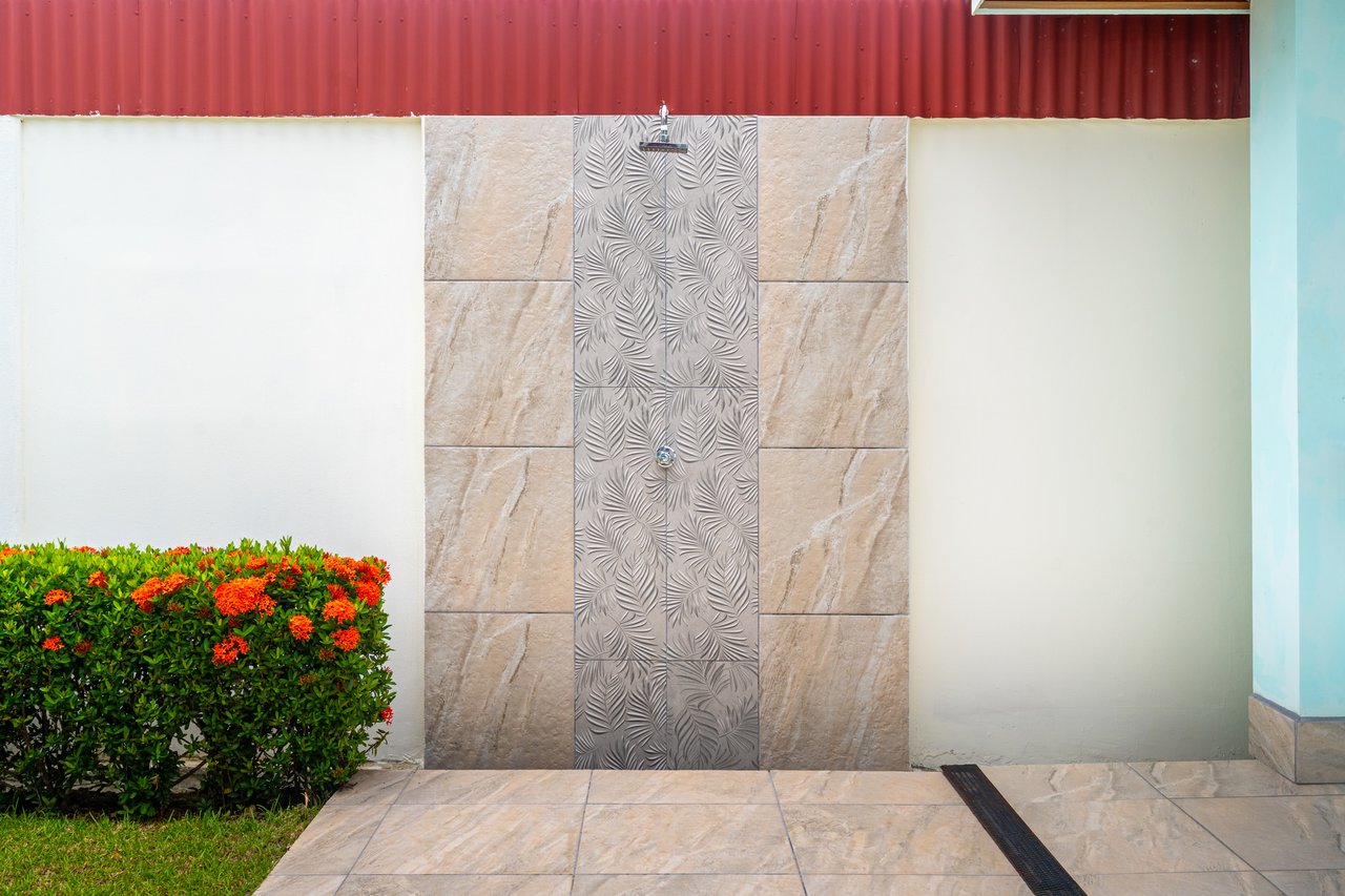 Villa Esmeralda - Big Pool. Big Lot. Big Lifestyle. Central Uvita, Walk to Everything!