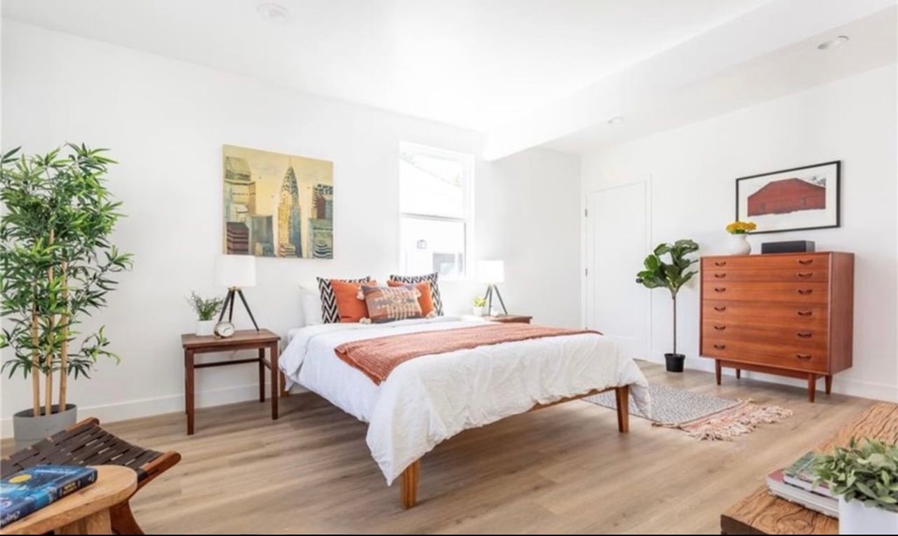 1731–1733 S New England St