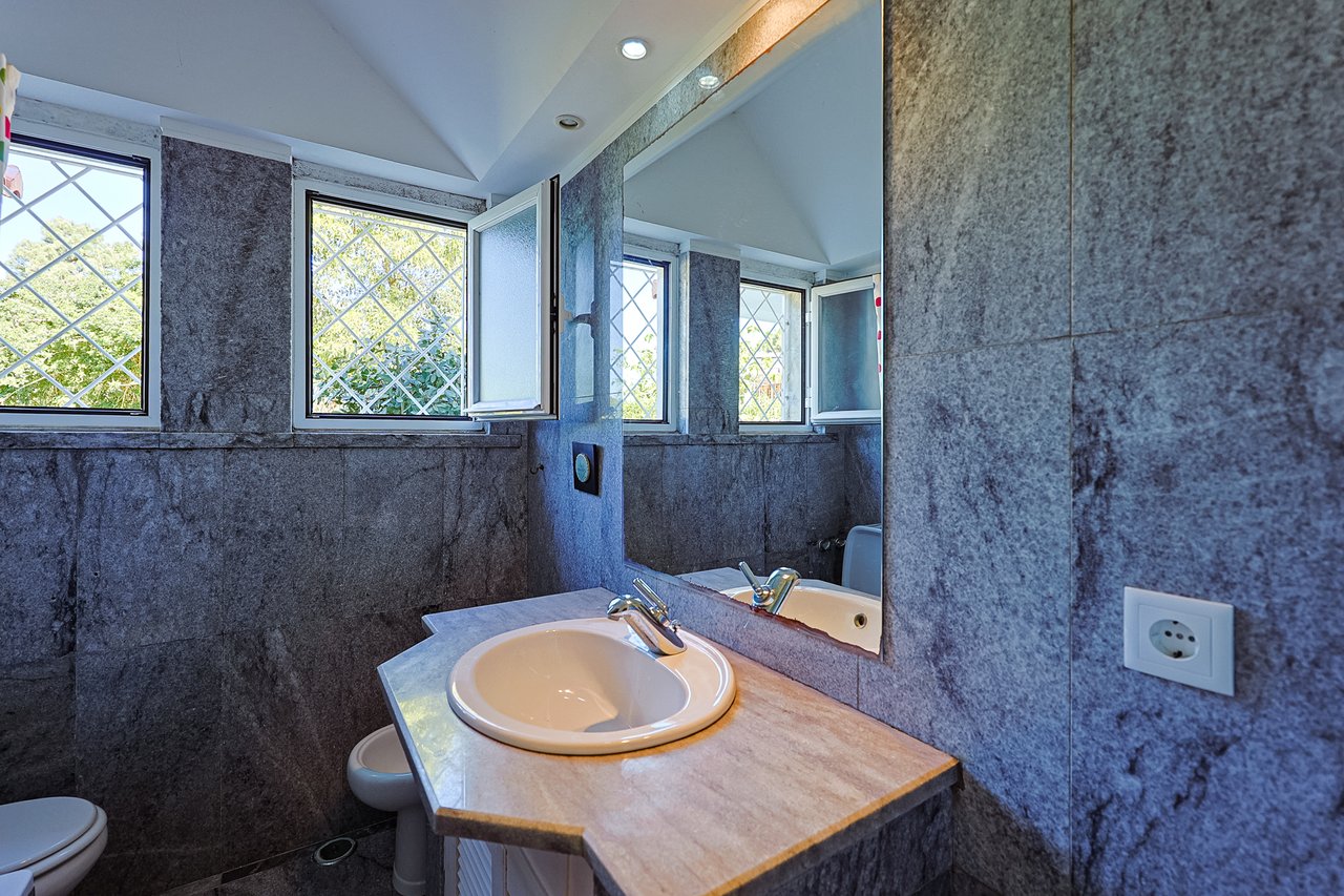 Spacious 5-Bedroom Villa with Expansive Garden Near Sintra in Colares