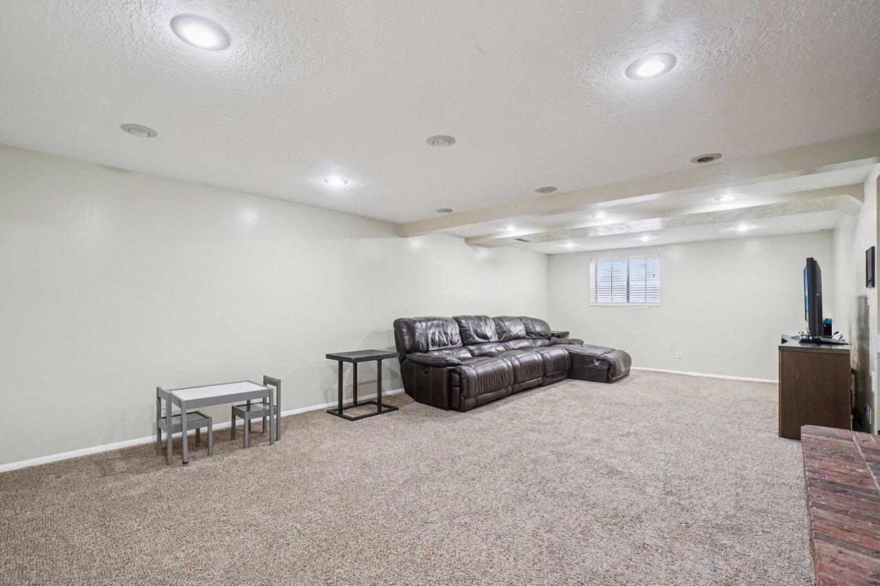 11343 S Clifford Cir