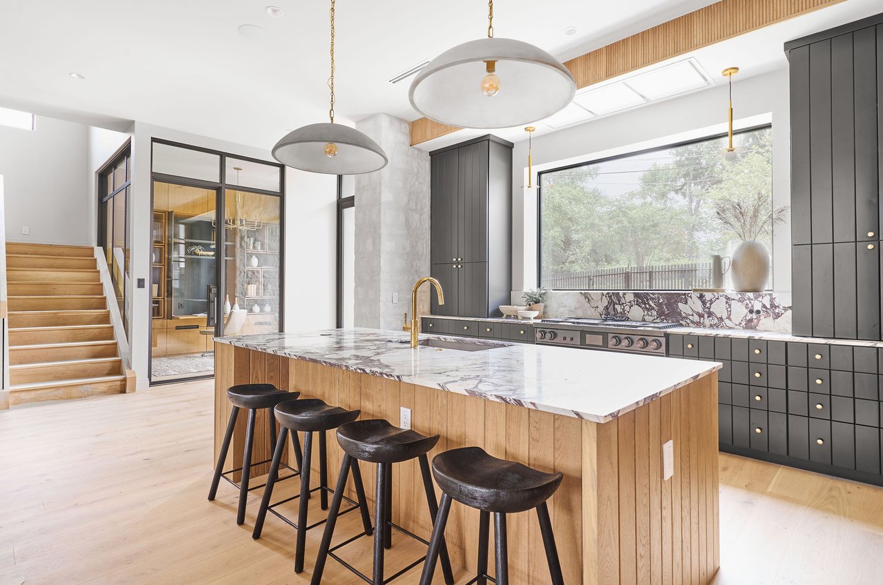 1602 Taylor Gaines ST