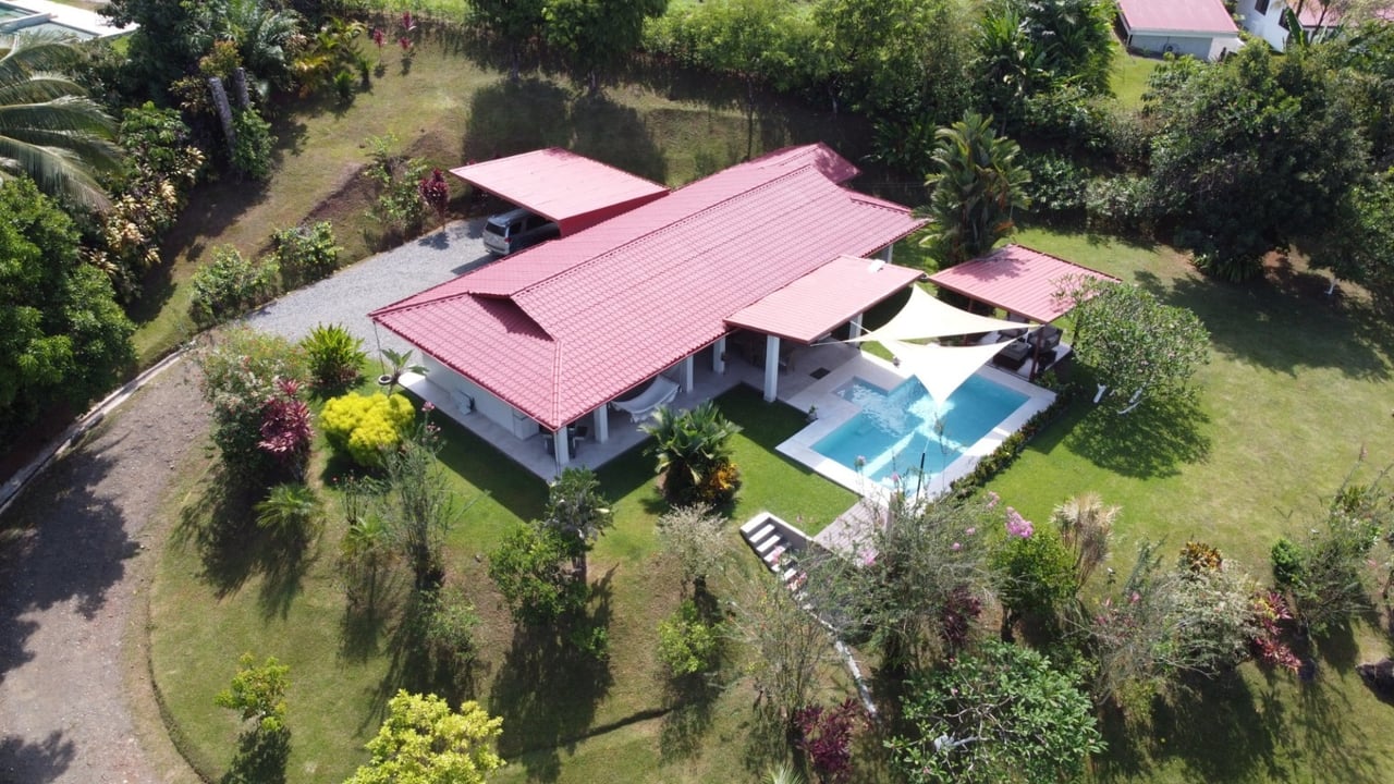 Stunning 2-Bedroom, 2-Bathroom Home with Pool on a Spacious Lot in Ojochal – Calle Papagayo