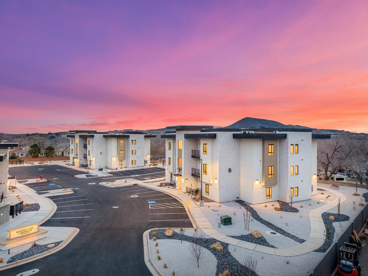 983 W State St B-304
