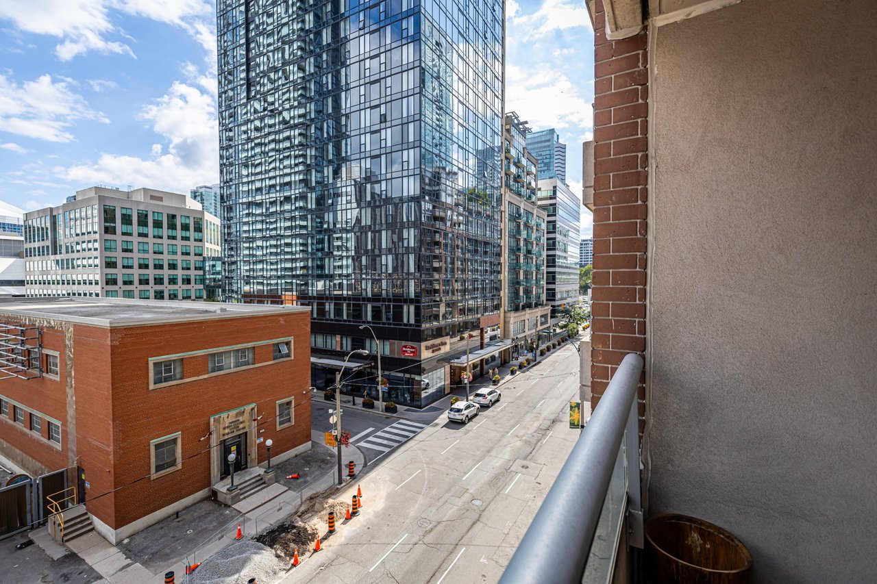 250 Wellington St W 535