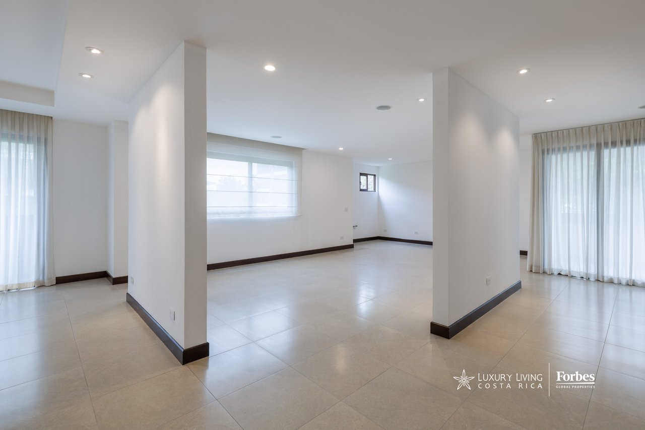 21475 - Modern apartment, 4 bedrooms + maid's quarters in Escazu for sale and rent