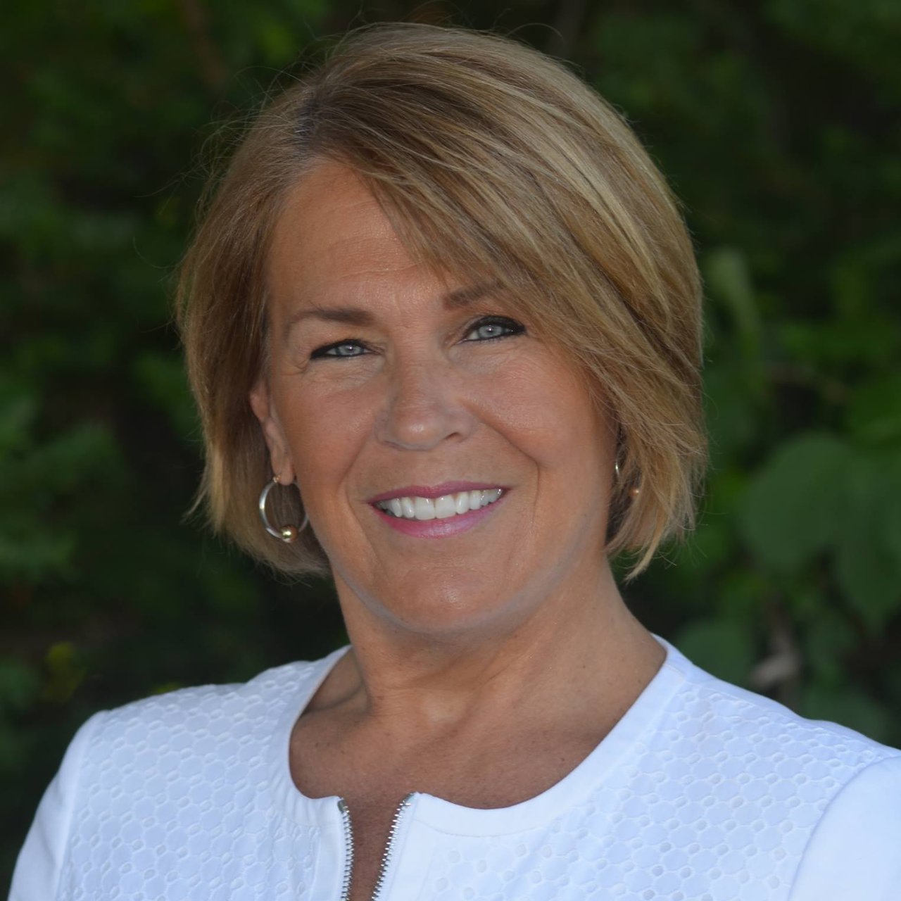 Karen Jones Amherst, MA Real Estate Agent Headshot