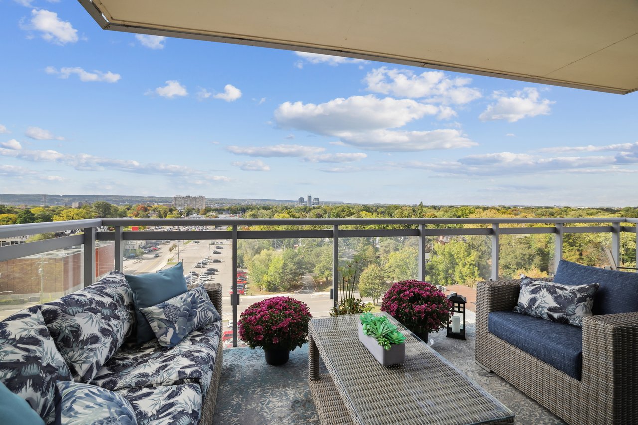 Stunning 2 Bedroom Upgraded Corner Unit