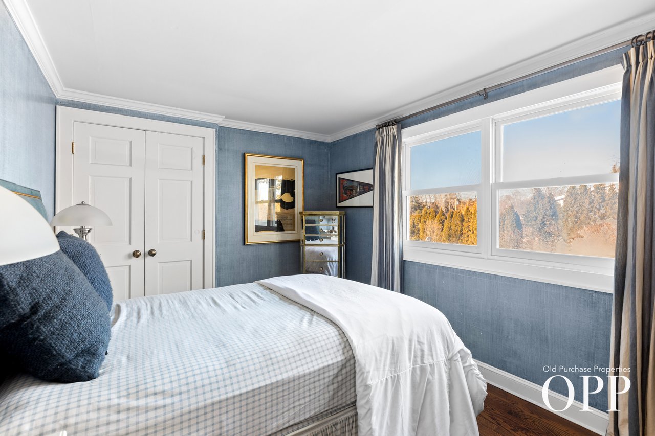 CHARMING SUMMER RETREAT WITH GARDENS & BAY BREEZES