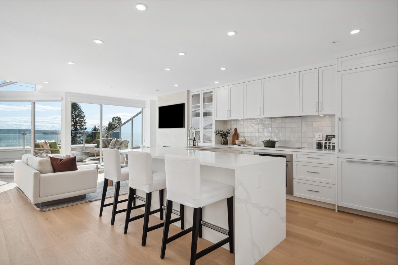 207-2433 Bellevue Ave