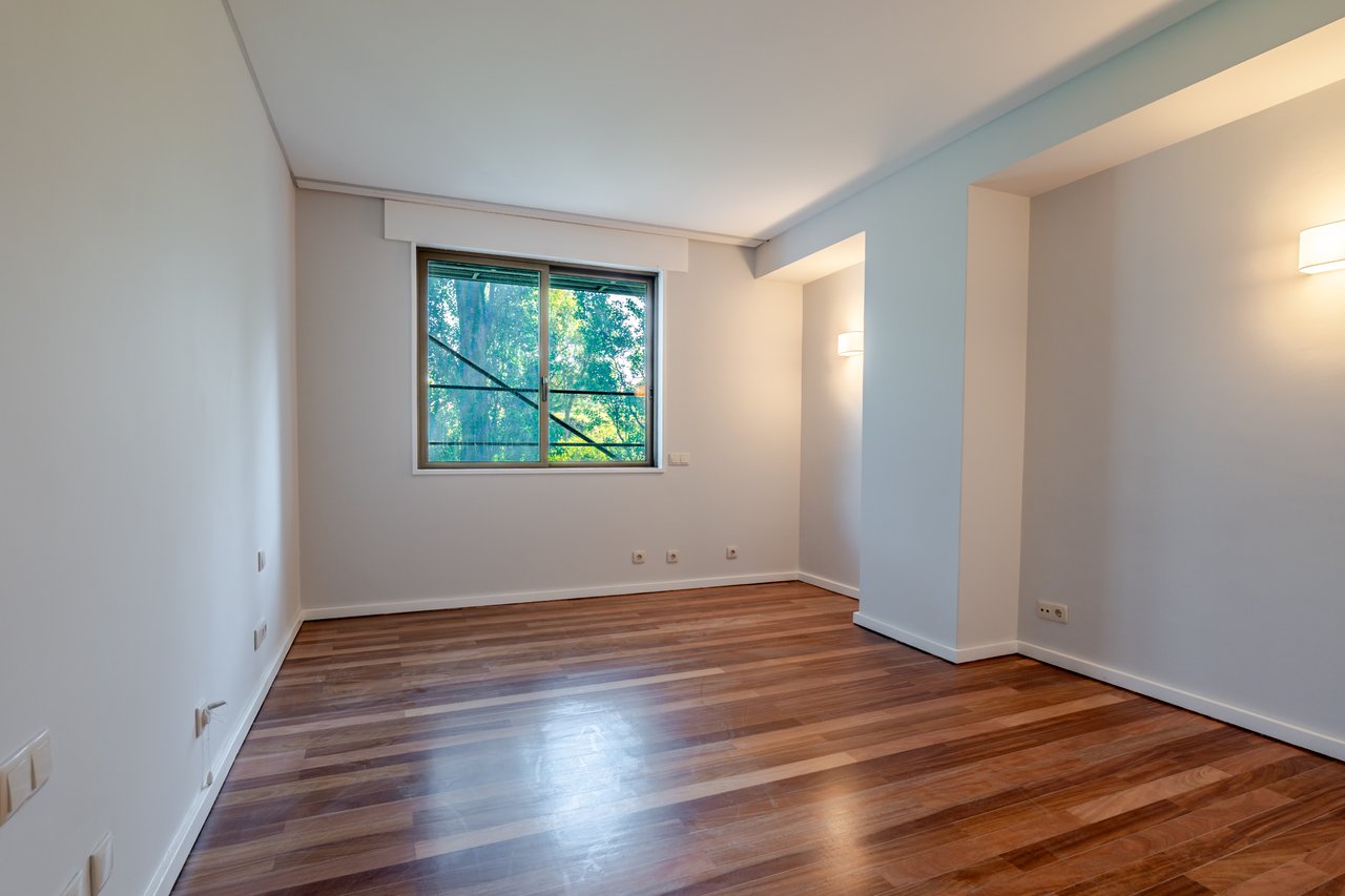 Luxury 5-Bedroom Apartment with Balcony & Private Garage in Foz do Douro, Porto