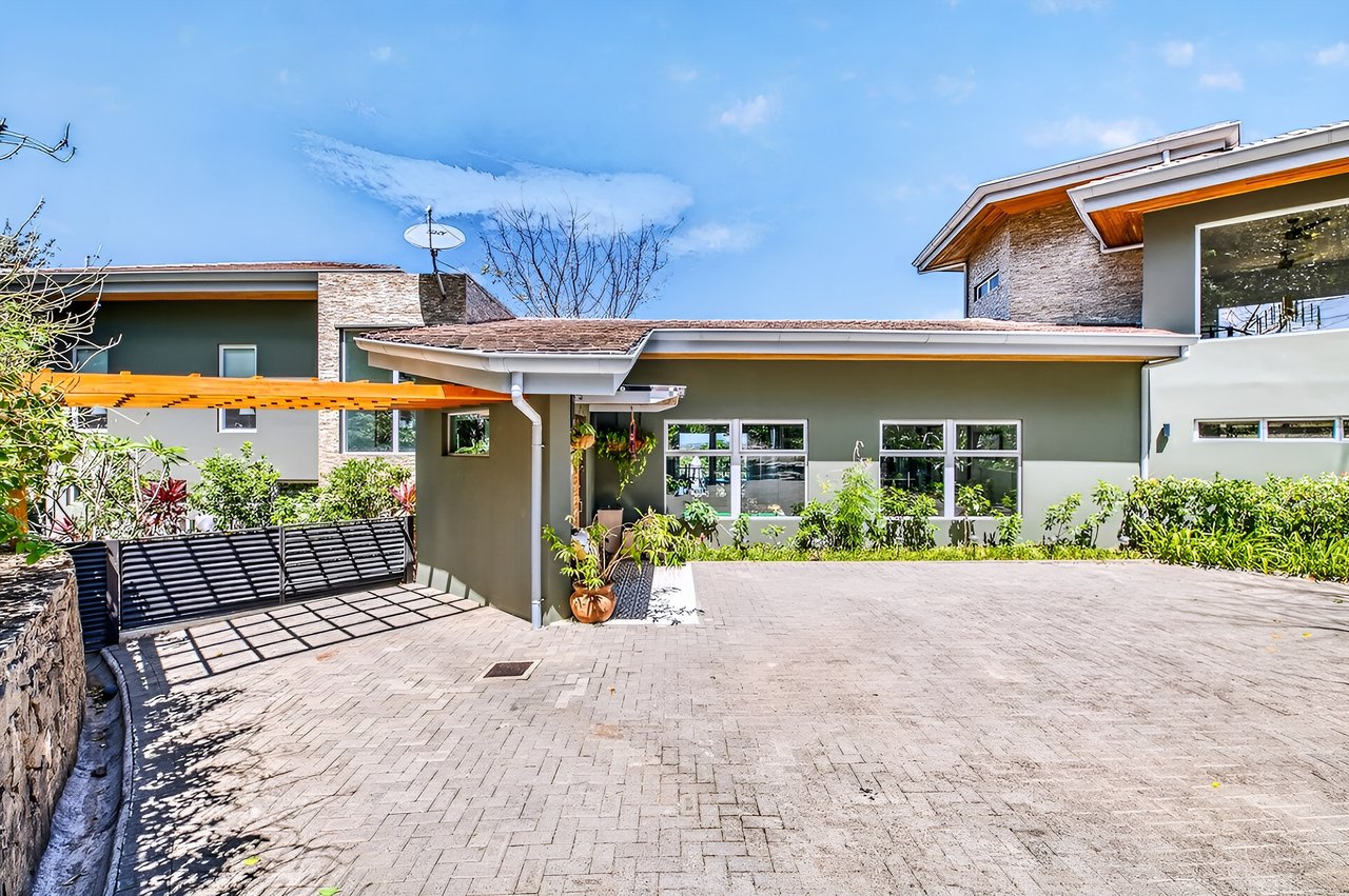 Casa Pochote | Artisan Luxury Villa in Tamarindo | Pool, Jacuzzi & Langosta Beach Club Membership Included