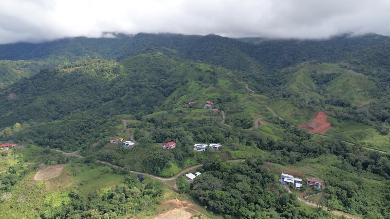 Tropical Turnkey Retreat in Gated Community