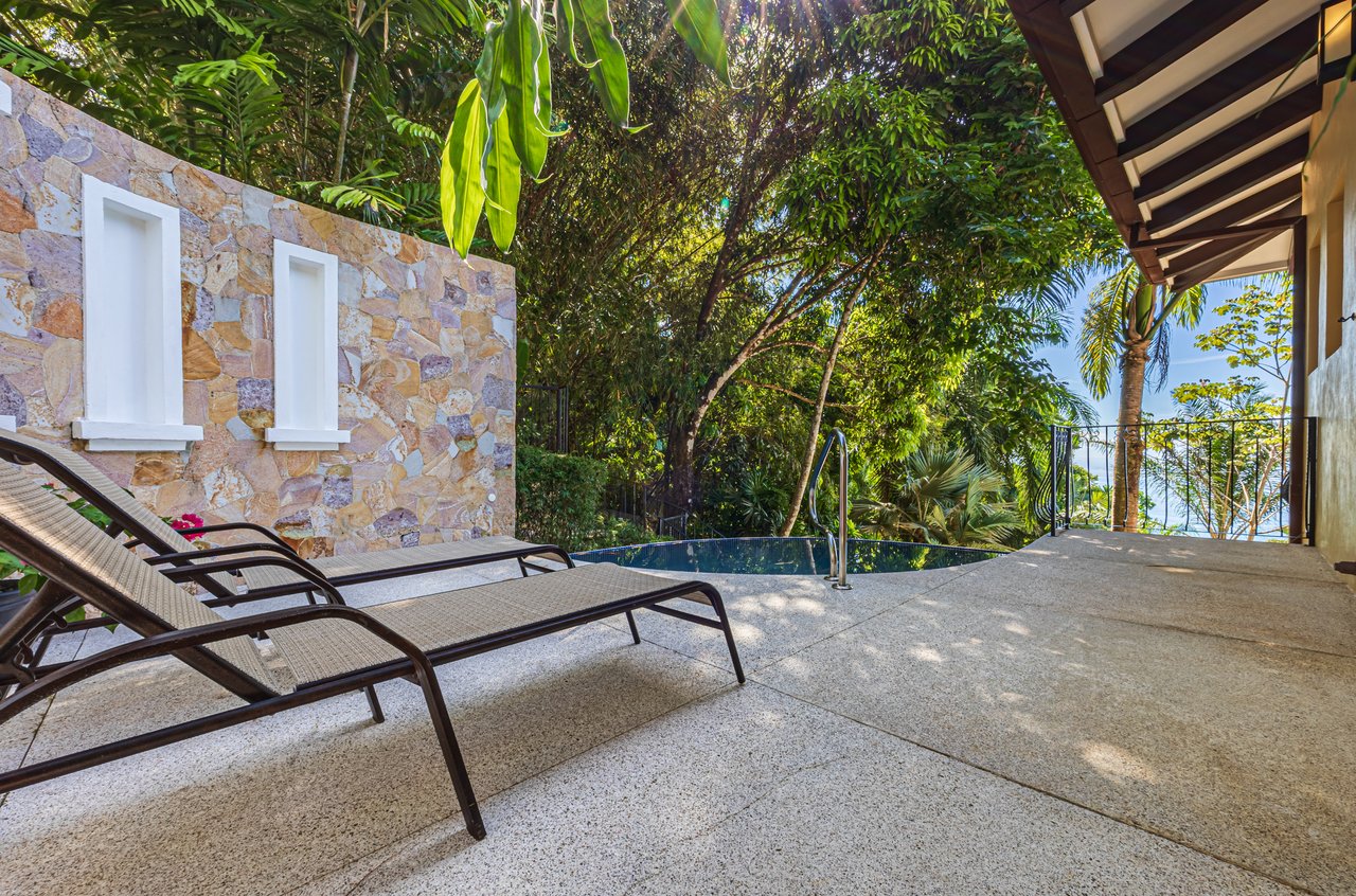 Nido Escondido, Playa Dominical