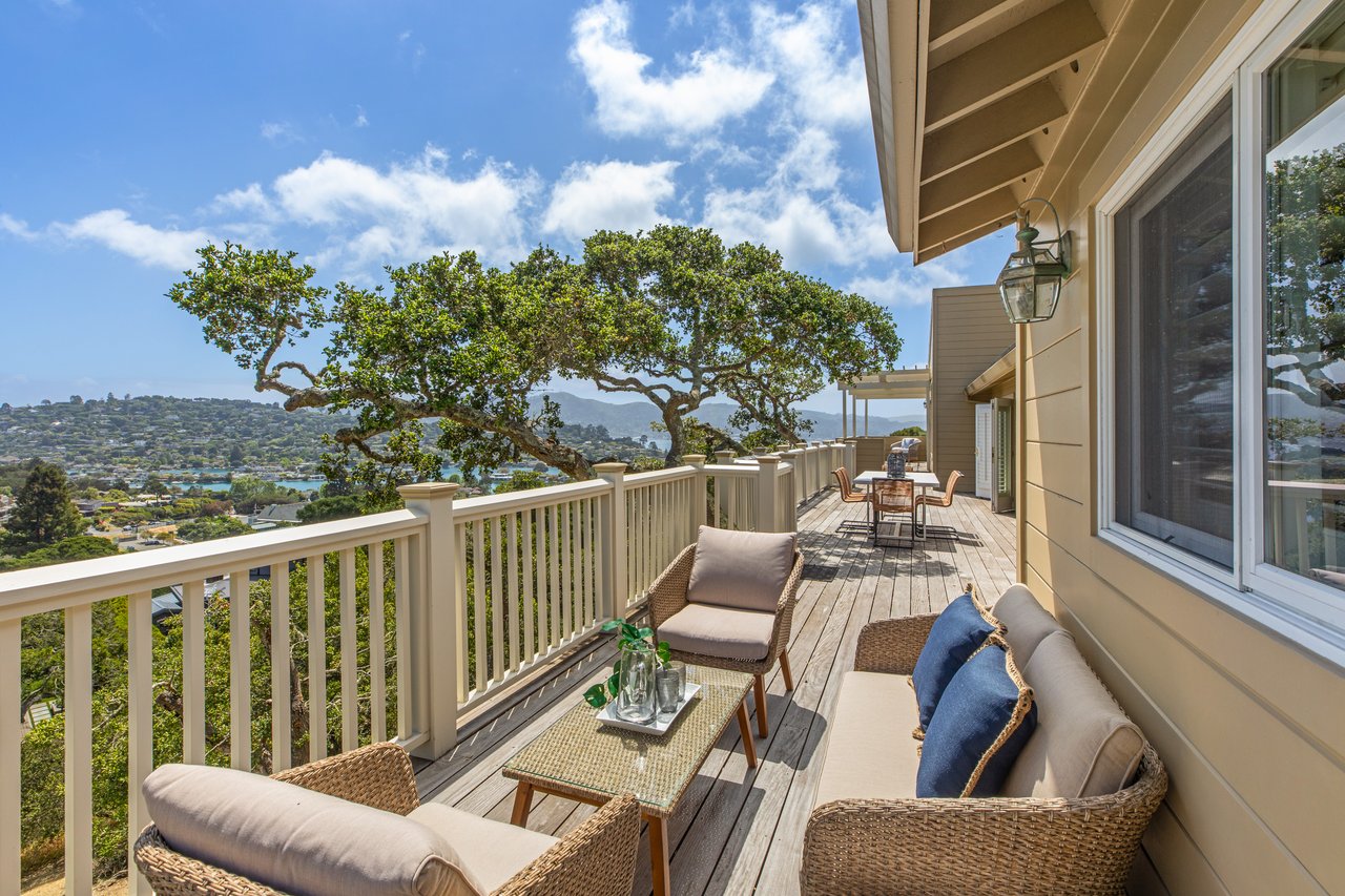 Picturesque and Private View Residence