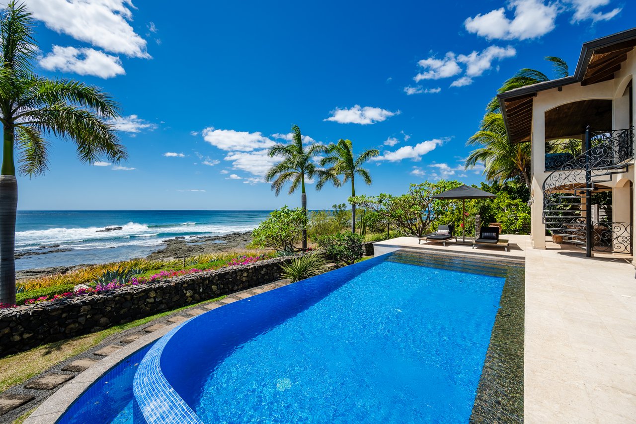 Villa Esperanza Beachfront | Near the Coast and Oceanfront House For Sale in Playa Negra