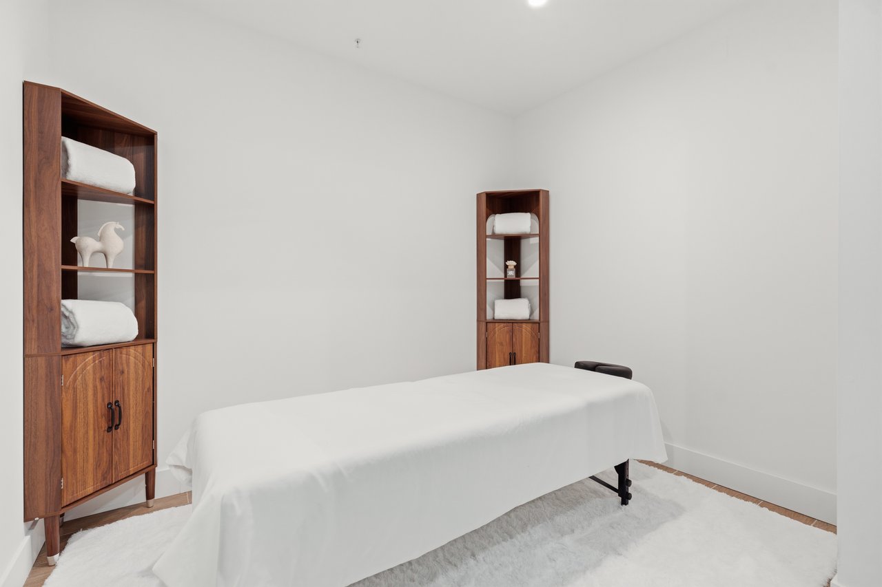 Bowmont Dr, 90210