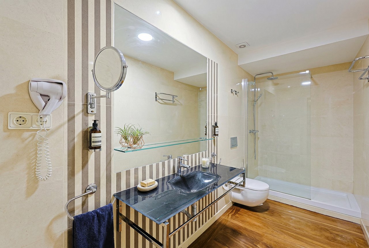 Spacious 8+2-Bedroom Villa with Pool for Rent in Cascais
