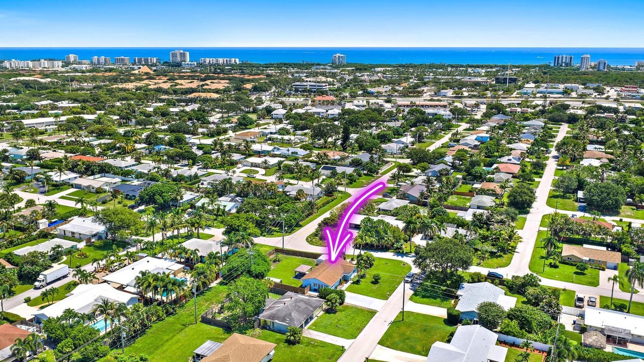 1 Windsor Road W Jupiter Florida home for sale with large fenced backyard in Riverside Drive Park near Jupiter and Tequesta.