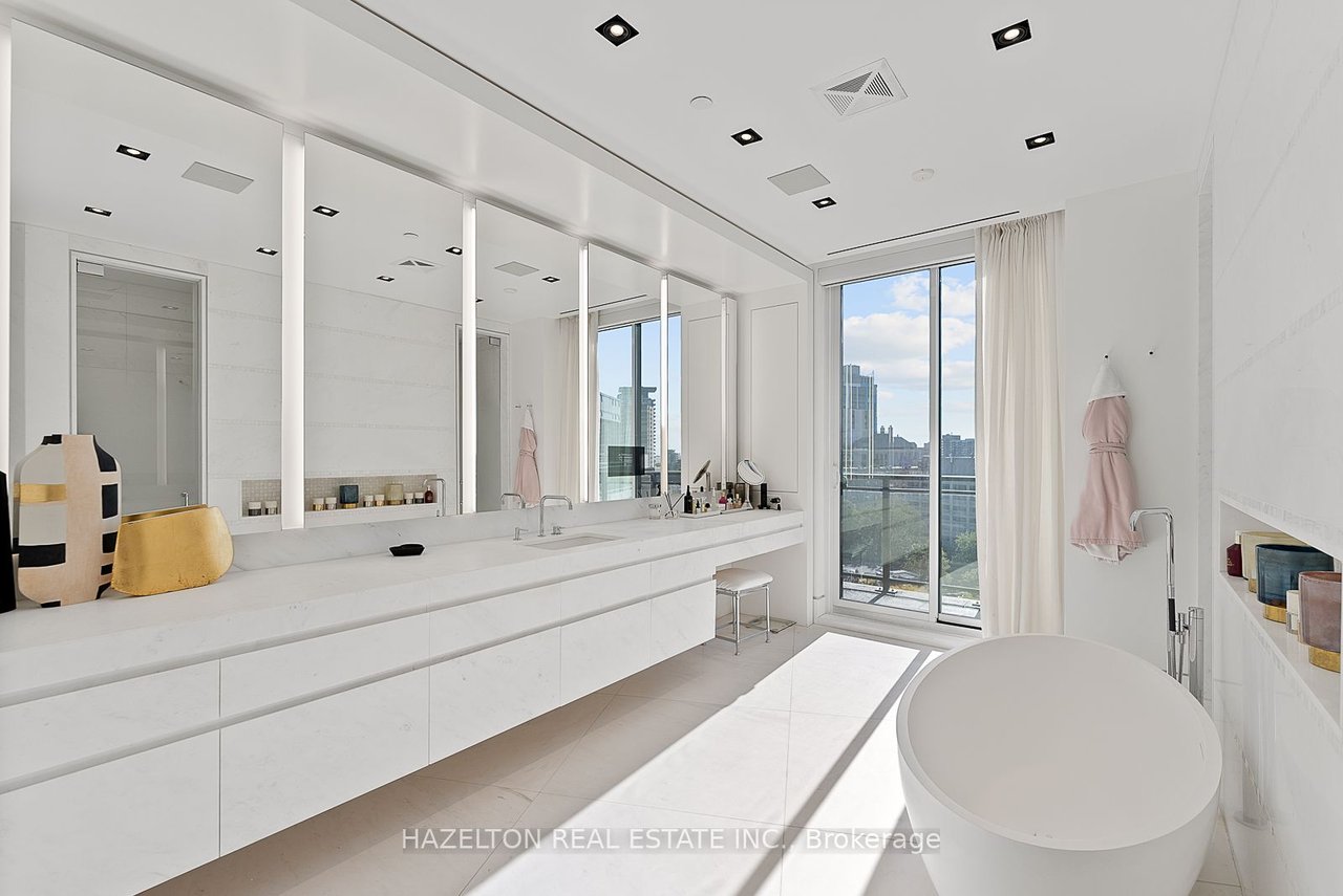 YORKVILLE'S PINACLE OF LUXURY PENTHOUSE