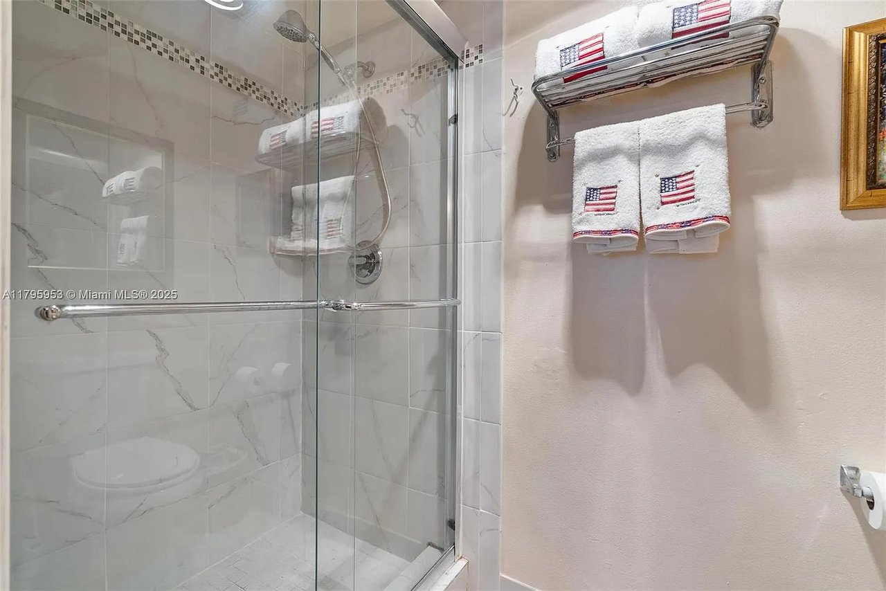 1239 Hillsboro Mile Apt 203