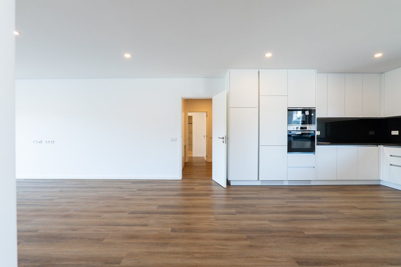  3-Bedroom Villa with Private Garage and Expansive Living Area