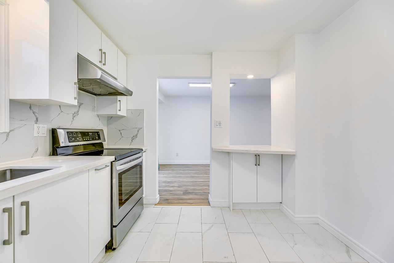 3042 Patrick Cres