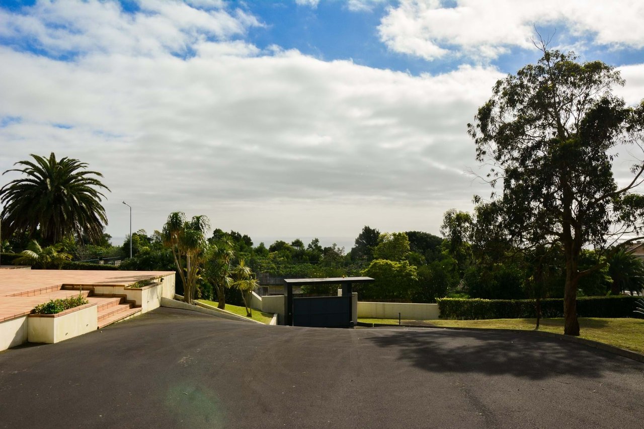 Luxury 4-Bedroom Villa with Indoor Pool – São Miguel, Azores