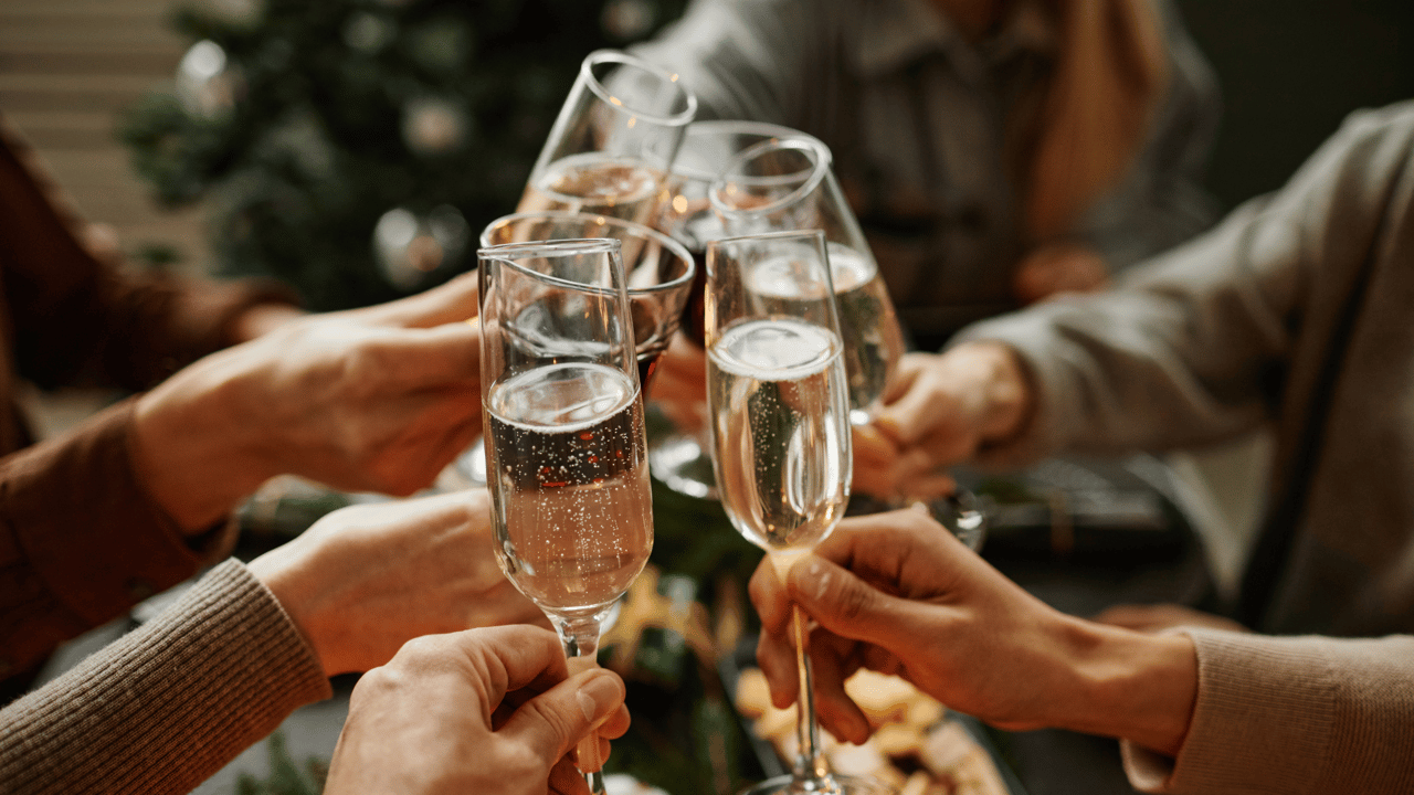 How to Throw a Fantastic Holiday Party—No Matter the Size of Your Space!