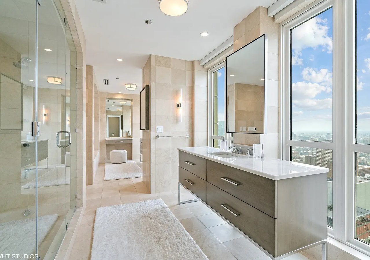 11 E Walton St APT 4202