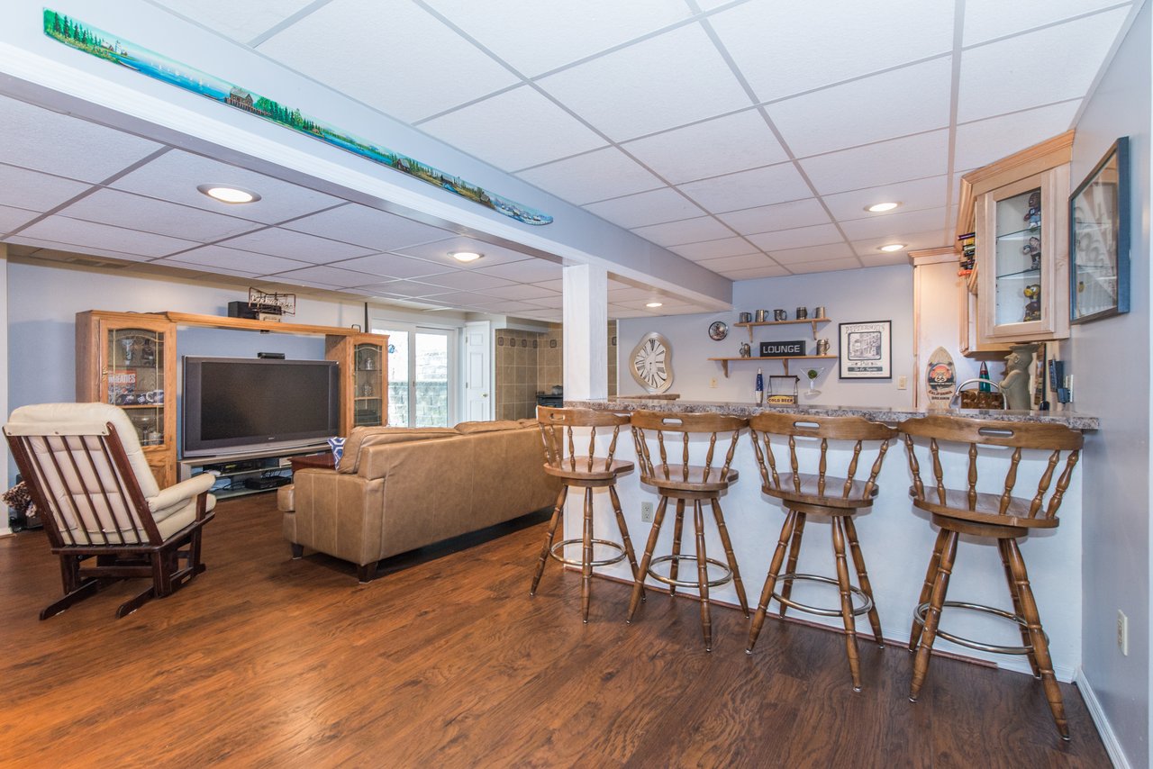 212 Deerlea Ln