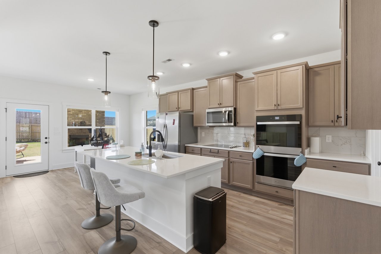 Immaculate 5BR Home with Outdoor Fireplace & Community Pool