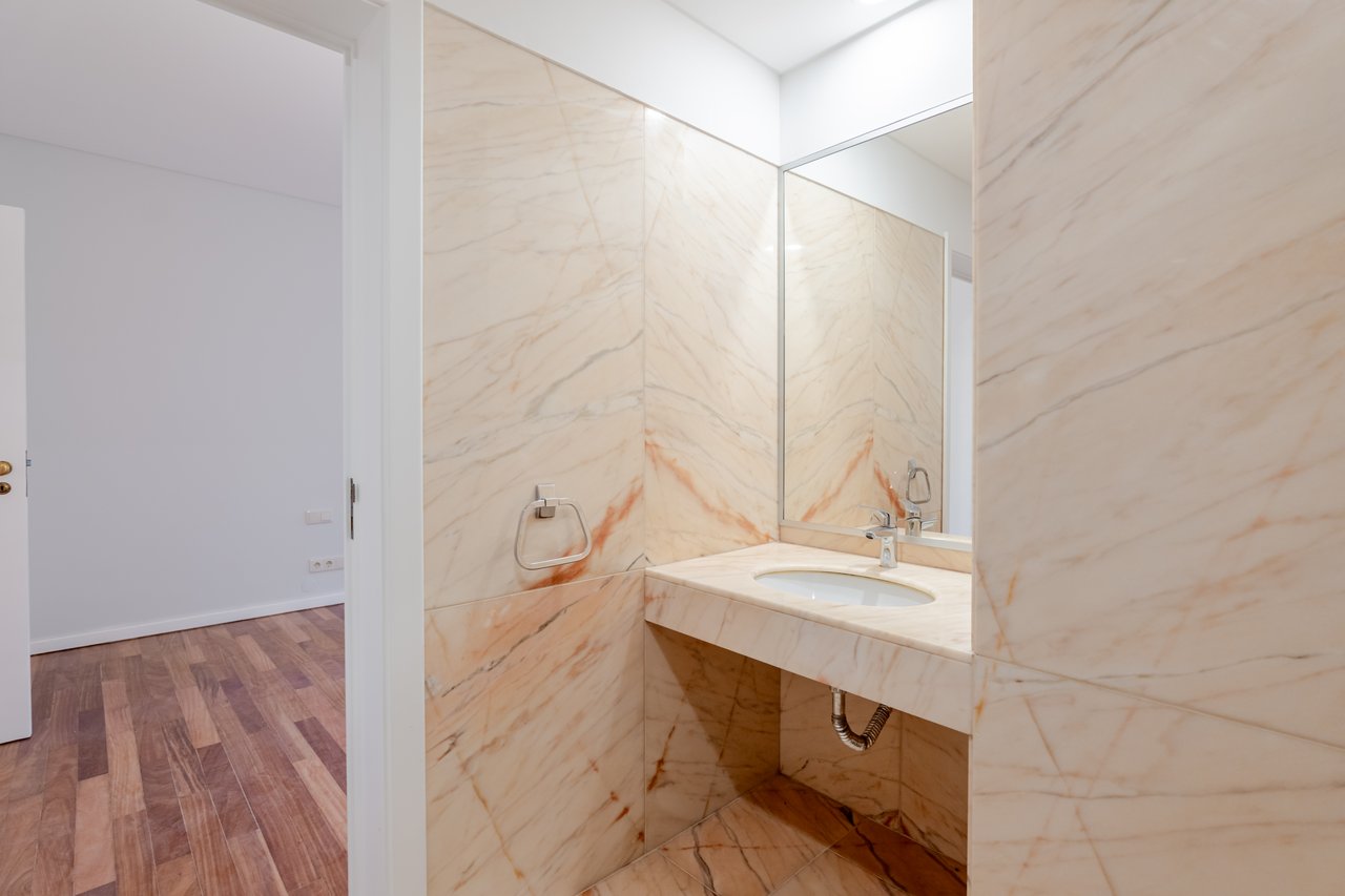 Luxury 5-Bedroom Apartment with Balcony & Private Garage in Foz do Douro, Porto