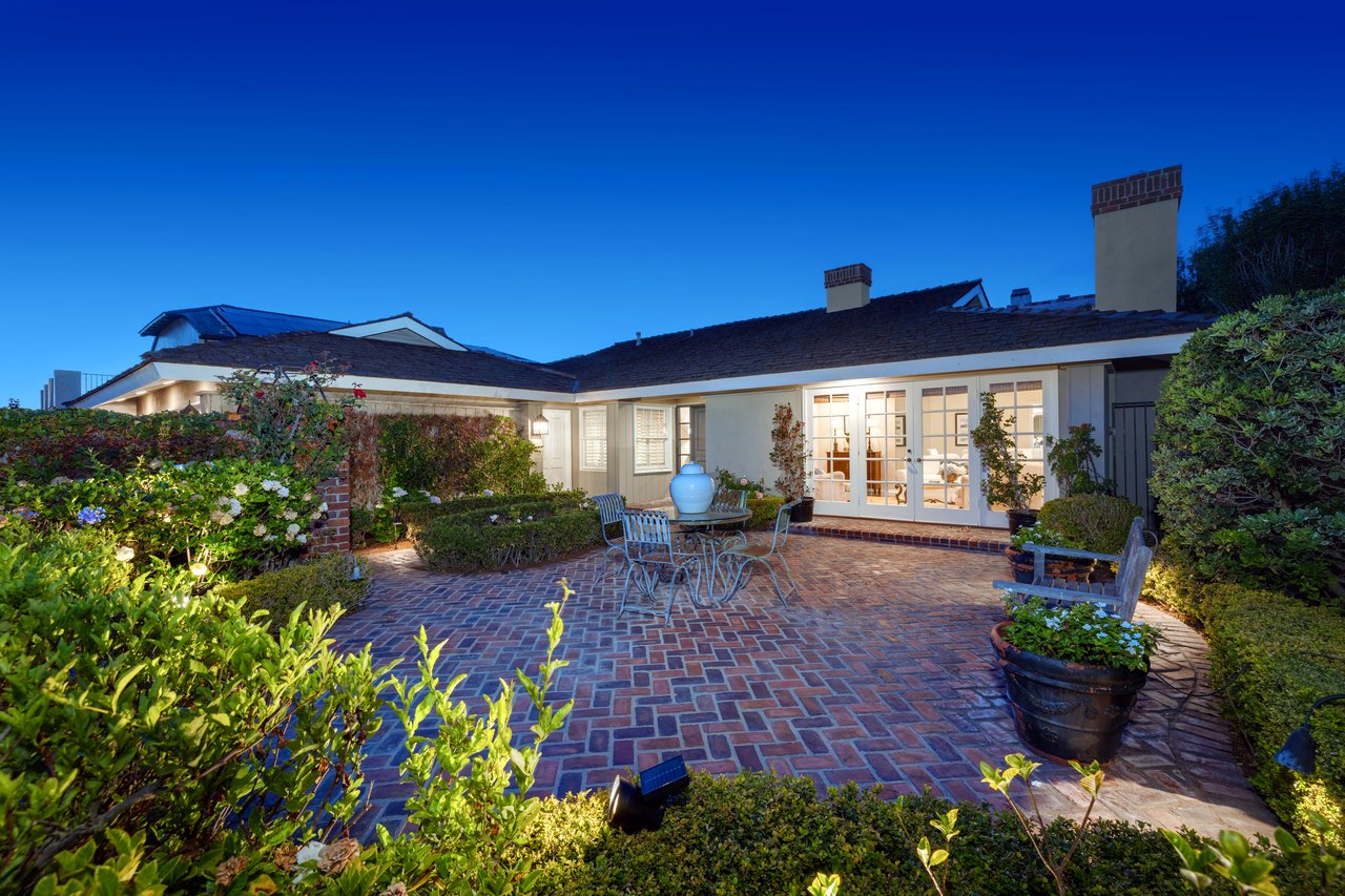  877 Sandcastle Drive