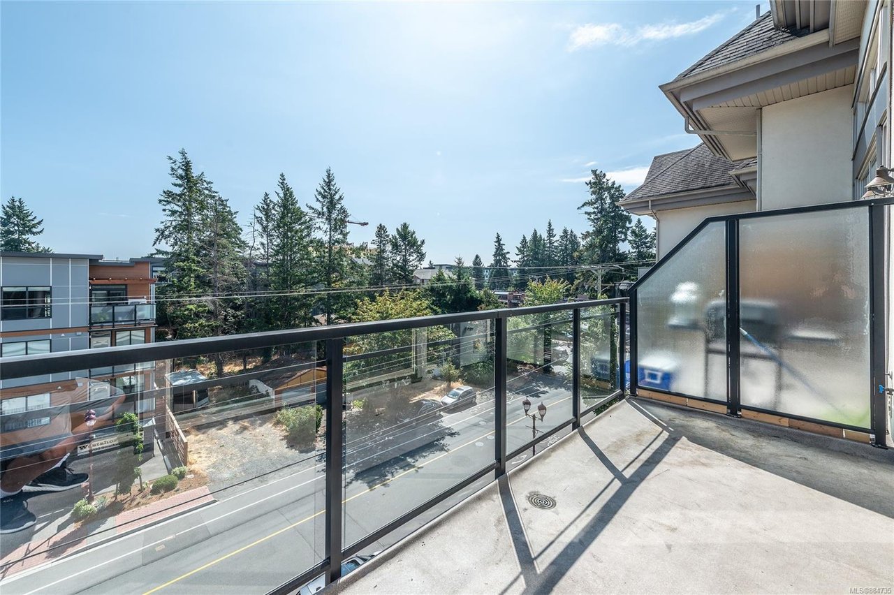 411-866 Goldstream Ave