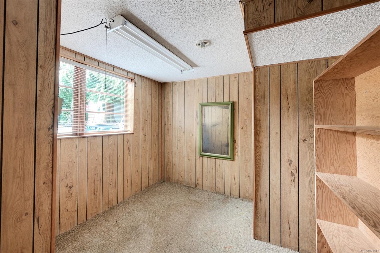 2587 MacDonald Dr