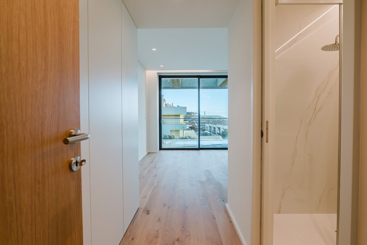 Elegant 3-Bedroom Sea-View Apartment with Large Terrace & Rooftop Pool in Vila Nova de Gaia