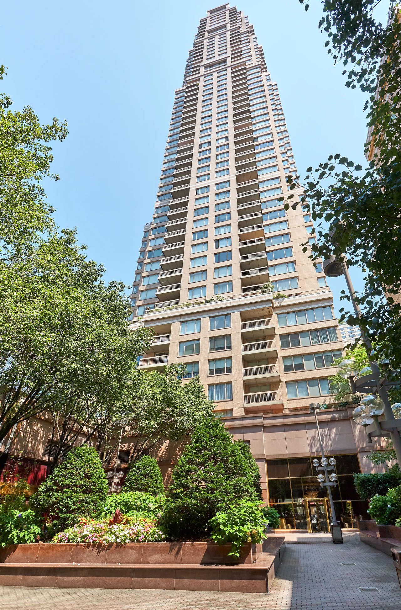 200 E 69th St, #20A