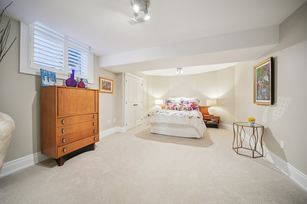 Show-stopping luxury in the heart of Southwest Oakville