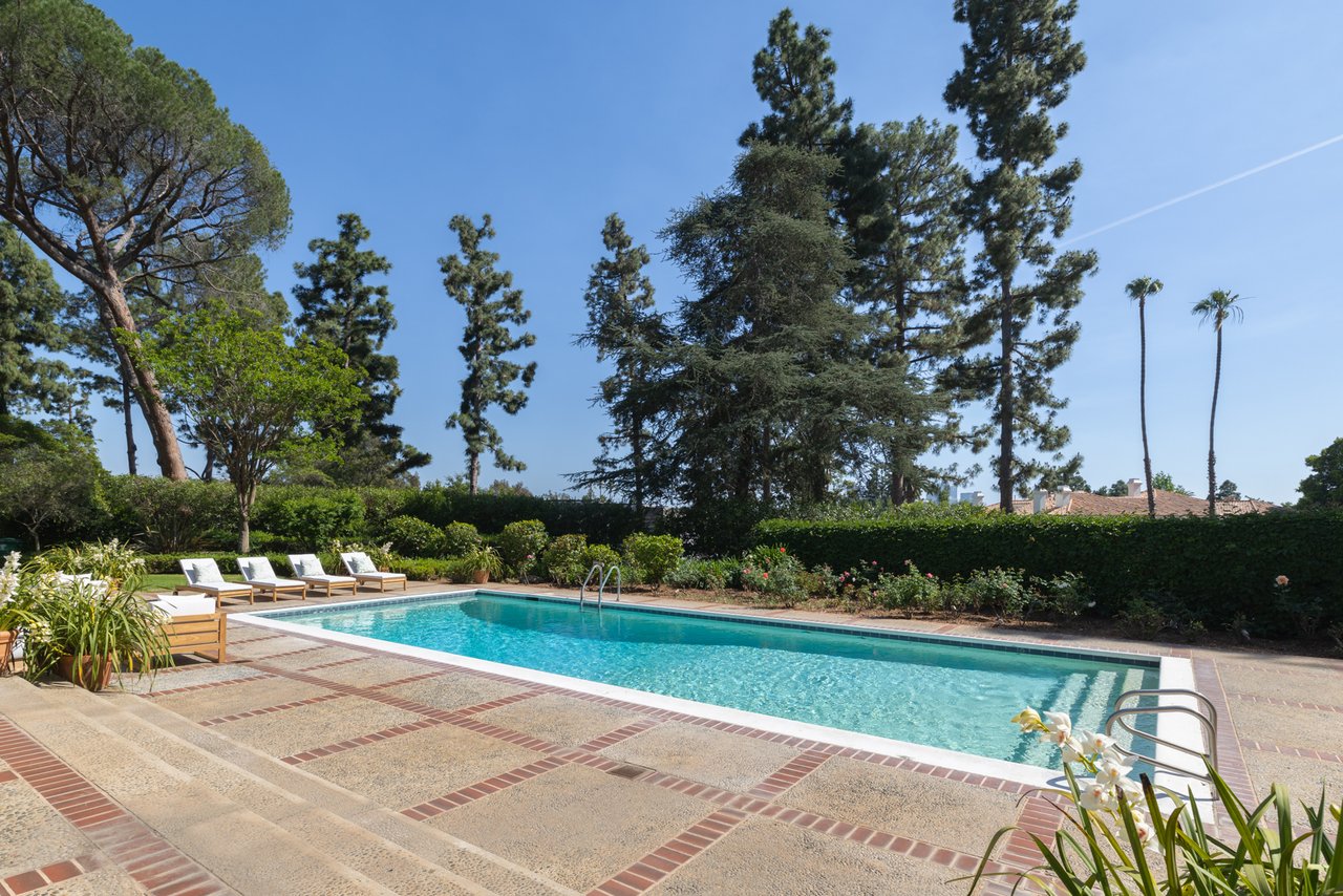 1025 N Crescent Dr, Beverly Hills