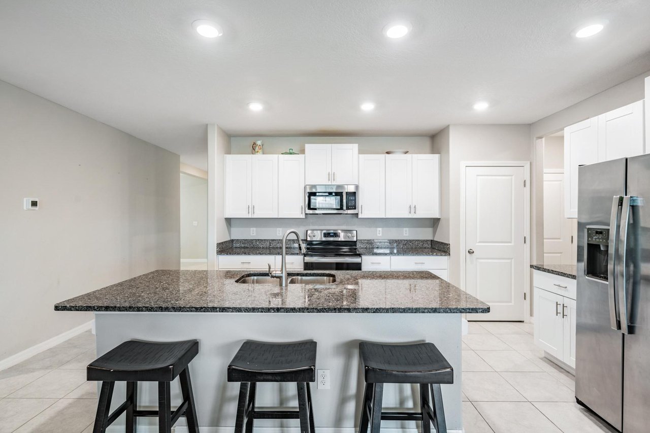 Solar-Powered Dream Home in Epperson Lagoon – 6 Beds + Florida Room!