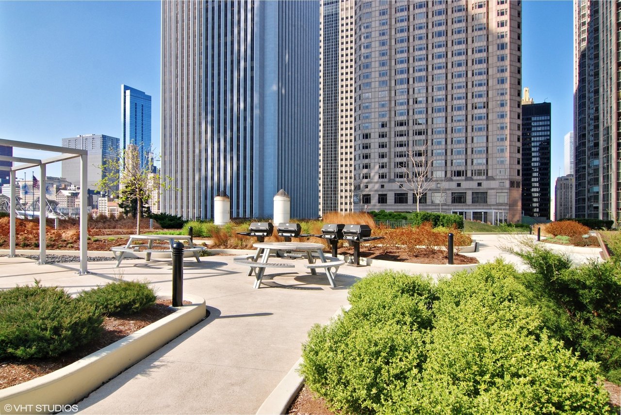 225 N Columbus Dr 7408