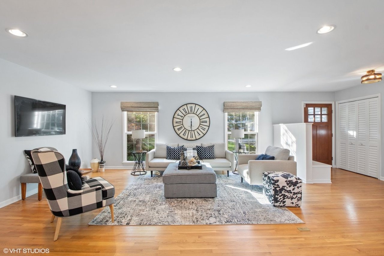 10 E Louis Ave