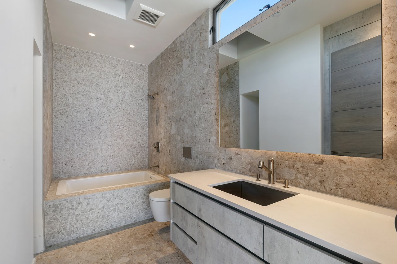 938 Palisades Beach Rd