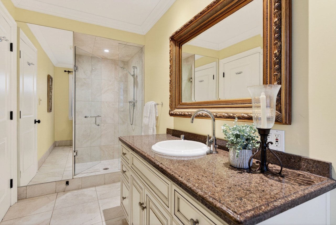  Aldershot Lakeside Elegance
