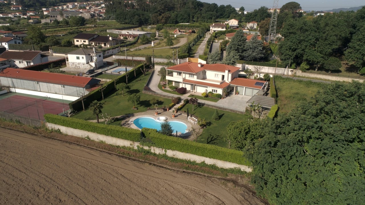 Spacious Three-Bedroom Villa with Swimming Pool and Tennis Court in Guardizela