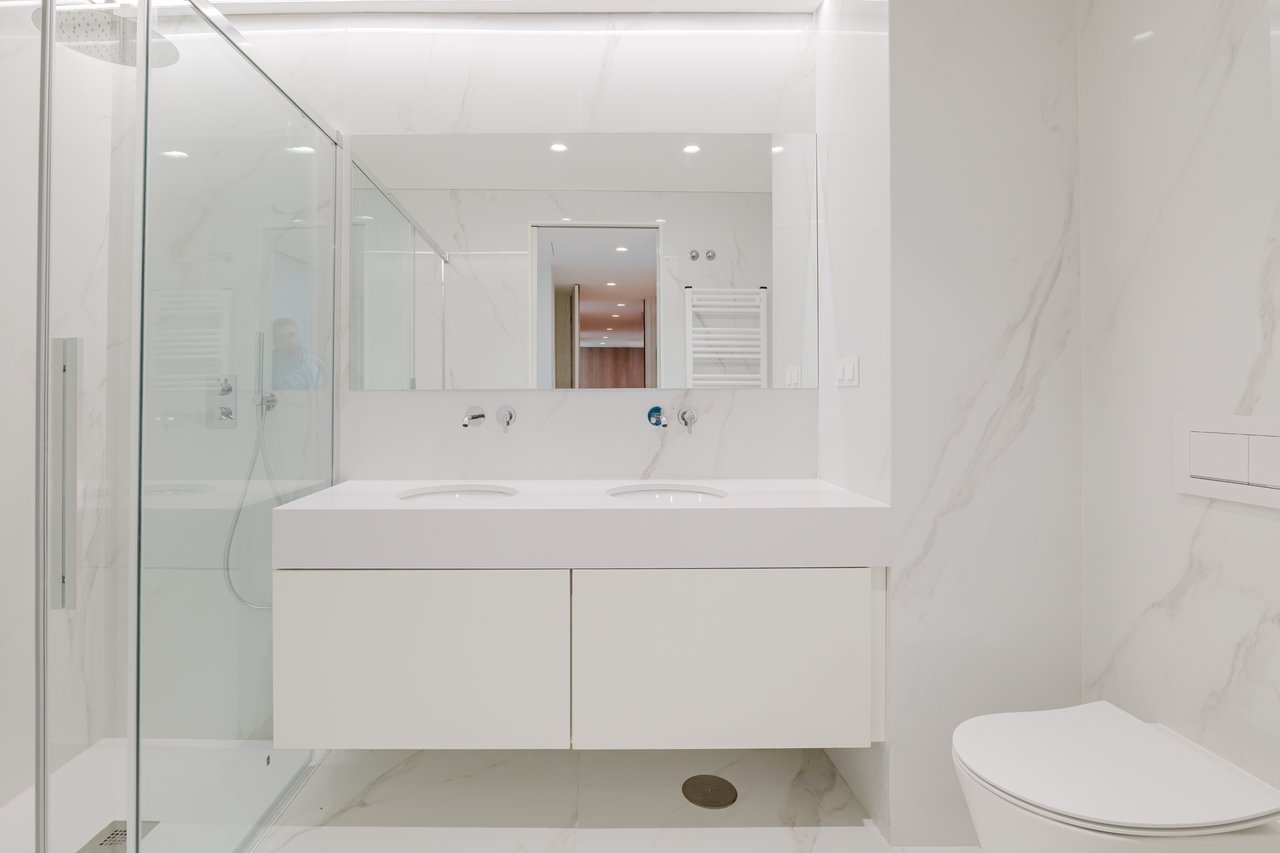 Elegant 3-Bedroom Sea-View Apartment with Large Terrace & Rooftop Pool in Vila Nova de Gaia