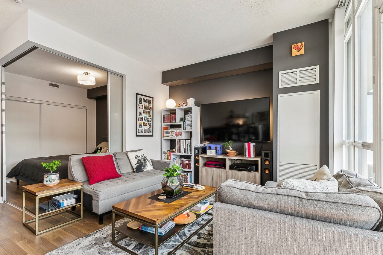 775 King St W Unit: 906