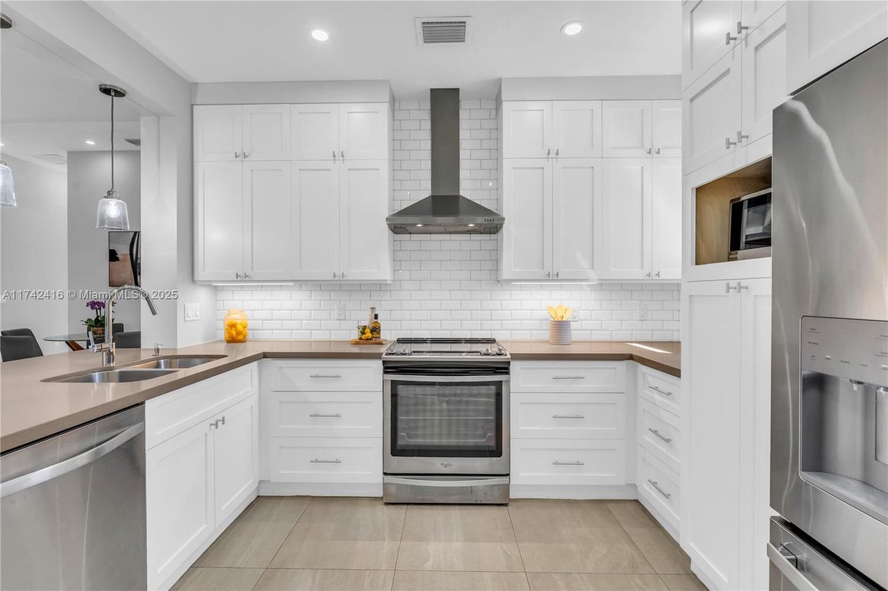 3002 Coconut Grove Dr