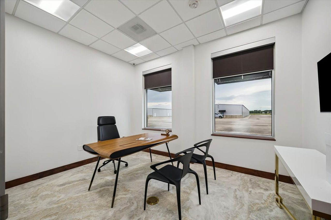 Hangar + Office - Sugar Land Regional Airport (KSGR)