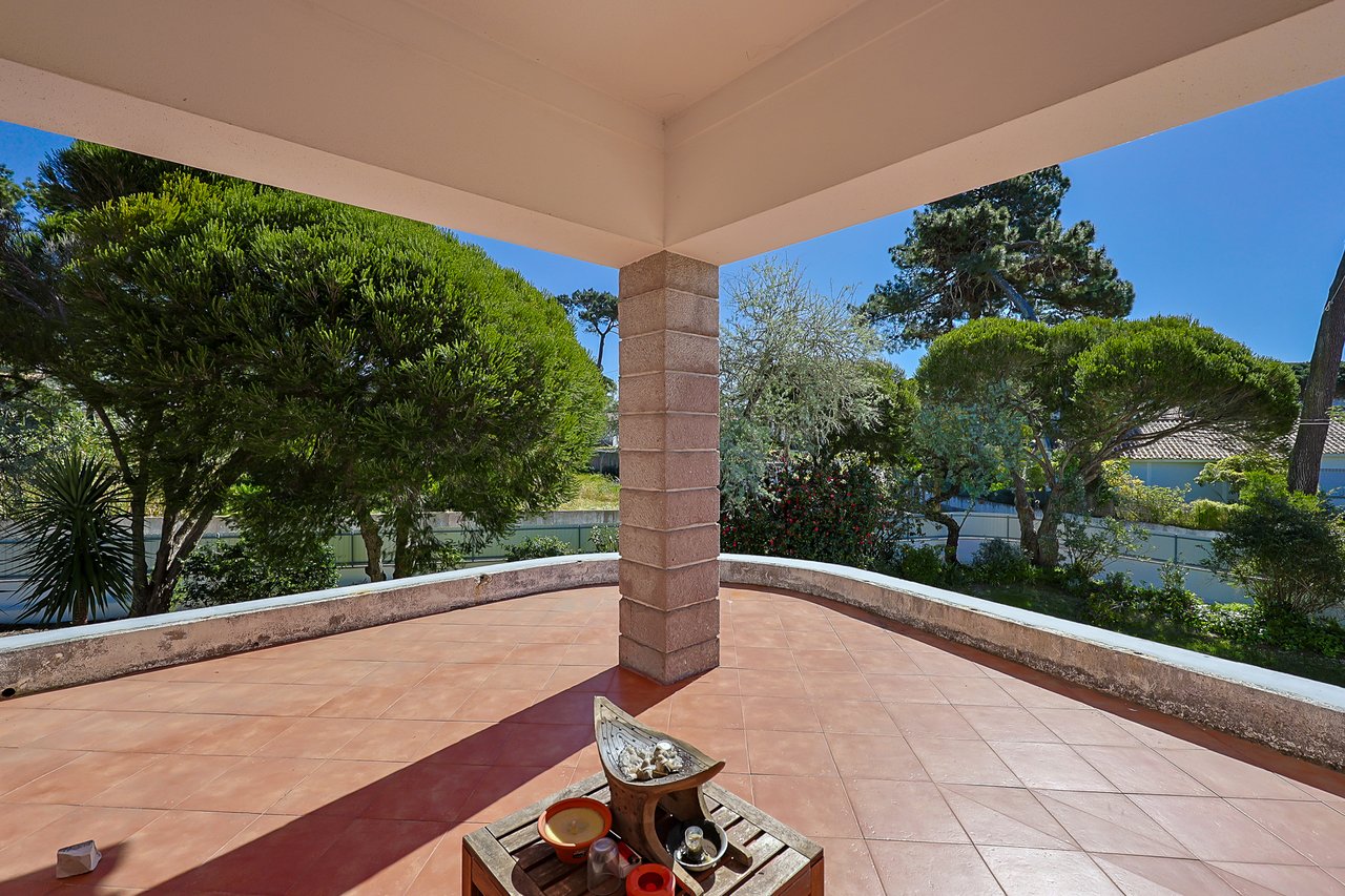 Spacious 5-Bedroom Villa with Expansive Garden Near Sintra in Colares